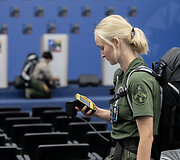 Jungtinė pareigūnų ir karių CBRN komanda nuo cheminio, biologinio ir radiologinio pavojaus tikrina NATO vir&scaron;ūnių susitikimo Vilniuje vieną i&scaron; pagrindinių salių