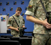 Jungtinė pareigūnų ir karių CBRN komanda nuo cheminio, biologinio ir radiologinio pavojaus tikrina NATO vir&scaron;ūnių susitikimo Vilniuje vieną i&scaron; pagrindinių salių