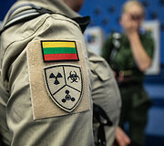 Jungtinė pareigūnų ir karių CBRN komanda nuo cheminio, biologinio ir radiologinio pavojaus tikrina NATO vir&scaron;ūnių susitikimo Vilniuje vieną i&scaron; pagrindinių salių