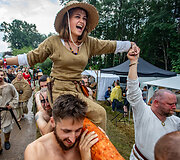 Festivalio &bdquo;Mėnuo juodaragis&ldquo; metu žaidžiamas rąstplė&scaron;is &ndash; senasis lietuvių jėgos žaidimas 