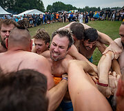 Festivalio &bdquo;Mėnuo juodaragis&ldquo; metu žaidžiamas rąstplė&scaron;is &ndash; senasis lietuvių jėgos žaidimas 