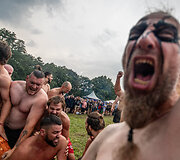 Festivalio &bdquo;Mėnuo juodaragis&ldquo; metu žaidžiamas rąstplė&scaron;is &ndash; senasis lietuvių jėgos žaidimas 
