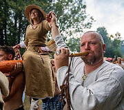 Festivalio &bdquo;Mėnuo juodaragis&ldquo; metu žaidžiamas rąstplė&scaron;is &ndash; senasis lietuvių jėgos žaidimas 
