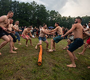 Festivalio &bdquo;Mėnuo juodaragis&ldquo; metu žaidžiamas rąstplė&scaron;is &ndash; senasis lietuvių jėgos žaidimas 