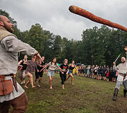 Festivalio &bdquo;Mėnuo juodaragis&ldquo; metu žaidžiamas rąstplė&scaron;is &ndash; senasis lietuvių jėgos žaidimas 