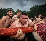 Festivalio &bdquo;Mėnuo juodaragis&ldquo; metu žaidžiamas rąstplė&scaron;is &ndash; senasis lietuvių jėgos žaidimas 