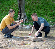 Archeologai Ramūnas &Scaron;migelskas (k.) ir Ignas Sadauskas (d.) apžiūri archeologinius radinius