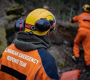 LERT komandos kinologai ir gelbėtojai treniruojasi po griuvėsiais ie&scaron;koti i&scaron;gyvenusių žmonių