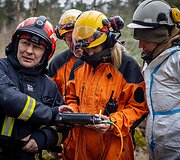 LERT komandos kinologai ir gelbėtojai treniruojasi po griuvėsiais ie&scaron;koti i&scaron;gyvenusių žmonių