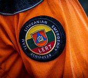 LERT komandos kinologai ir gelbėtojai treniruojasi po griuvėsiais ie&scaron;koti i&scaron;gyvenusių žmonių