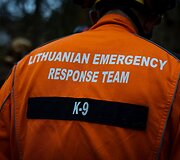LERT komandos kinologai ir gelbėtojai treniruojasi po griuvėsiais ie&scaron;koti i&scaron;gyvenusių žmonių