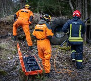LERT komandos kinologai ir gelbėtojai treniruojasi po griuvėsiais ie&scaron;koti i&scaron;gyvenusių žmonių