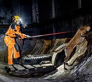 LERT komandos kinologai ir gelbėtojai treniruojasi po griuvėsiais ie&scaron;koti i&scaron;gyvenusių žmonių