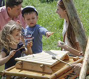 &bdquo;Menų pieva&ldquo; nuspalvino Baltojo tilto pakrantę.