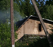 Bezdonių kaime (Vilniaus r.) degė ekologi&scaron;kas namas