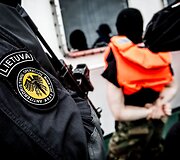 &bdquo;Aras&ldquo; ir pasieniečiai parodė kaip &scaron;turmuojamas laivas
