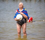 Pajūryje poilsiautojai vėsinosi jūros vandeniu