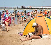 Pajūryje poilsiautojai vėsinosi jūros vandeniu