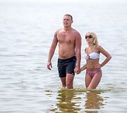 Pajūryje poilsiautojai vėsinosi jūros vandeniu
