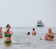 Pajūryje poilsiautojai vėsinosi jūros vandeniu