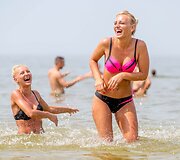 Pajūryje poilsiautojai vėsinosi jūros vandeniu