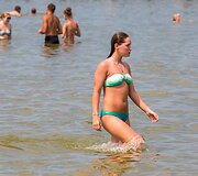 Pajūryje poilsiautojai vėsinosi jūros vandeniu