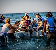 Migrantai ruo&scaron;iasi plaukti per i&scaron;orinę Europos sąjungos sieną