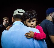 Migrantai plaukdami keltu stebi tolstančius Lesbo salos žiburius.
