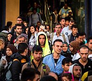 Migrantai i&scaron;lipa i&scaron; kelto, atplukdžiusio juos į Atėnus.