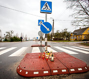 Įvykio vietoje uždegtos žvakutės
