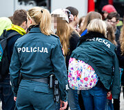 Policininkė Jovita Batėnaitė savo striukę paskolino gaisro metu su&scaron;alusioms mergaitėms.