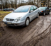 Neleistinoje vietoje pastatyti automobiliai