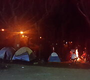 Evzonų (Graikija) miestelio degalinėje besiglaudžiantys migrantai