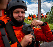 Karinių oro pajėgų pilotai mokosi i&scaron;gyvenimo lėktuvui vandenyje patyrus avariją