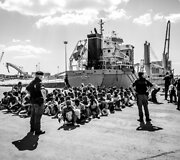 Augusta uoste (Sicilija) i&scaron; laivo i&scaron;laipinami Viduržemio jūroje i&scaron;gelbėti migrantai