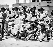 Augusta uoste (Sicilija) i&scaron; laivo i&scaron;laipinami Viduržemio jūroje i&scaron;gelbėti migrantai
