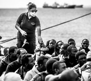 Augusta uoste (Sicilija) i&scaron; laivo i&scaron;laipinami Viduržemio jūroje i&scaron;gelbėti migrantai