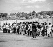 Augusta uoste (Sicilija) i&scaron; laivo i&scaron;laipinami Viduržemio jūroje i&scaron;gelbėti migrantai
