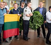 Vilniaus oro uoste sutikti stipriausieji Lietuvos ugniagesiai gelbėtojai 