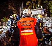 Gelbėtojai treniruojasi gelbėti žmones i&scaron; sugriuvusio pastato