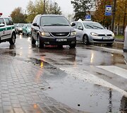 Automobilis &bdquo;Opel&ldquo; partrenkė moterį 