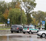Automobilis &bdquo;Opel&ldquo; partrenkė moterį 