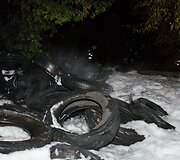 Ugniagesiai Utenoje gesina degančias padangas