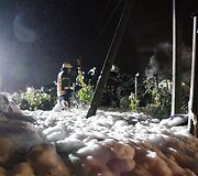 Ugniagesiai Utenoje gesina degančias padangas