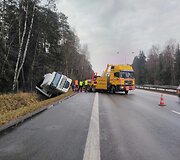 Ties Rum&scaron;i&scaron;kėmis nuo kelio nuvažiavo vilkikas