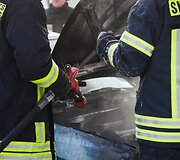 &Scaron;akiuose prie Jaunystės gatvės daugiabučio užsidegė "VW Golf" automobilis