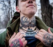 Baltarusis savanoris &scaron;aukiniu "Mėlynasis banginis" kovojantis Ukrainos armijoje rodo savo tatuiruotes