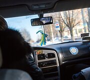 Oksanos automobilyje kabanti Ukrainos vėliavėlė