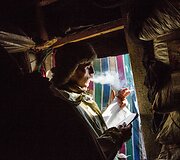 Jūrų pėstininkas &scaron;aukiniu &bdquo;Tol&ldquo; rūko požeminės virtuvės tarpduryje skaitydamas savo užra&scaron;us