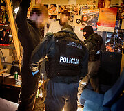 Policijos reidas Vilniaus naktiniame bare ie&scaron;kant narkotikų